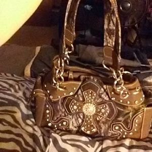 BLAZIN ROXX CAMO CROSS SATCHEL- $10.00